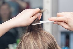 Россиянка получила в парикмахерской укусы вместо новой прически