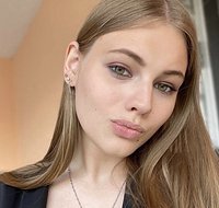 В российском городе осколок люка пробил стекло машины с матерью и детьми