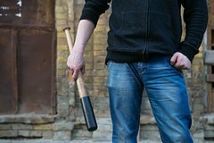 Друзья эскортницы в масках объявили кровавую месть москвичу за «плохое отношение»